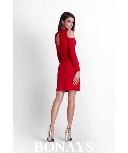 czerwona sukienka, dopasowana sukienka z pęknięciem na ramionach
