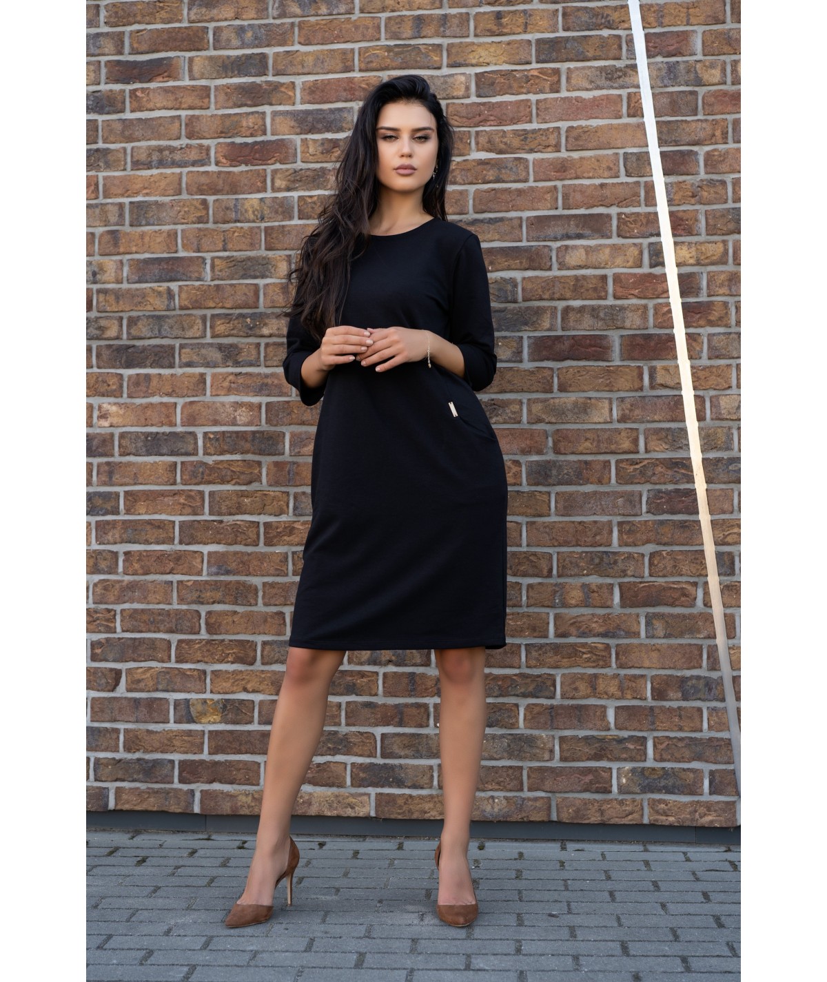 Czarna sukienka o prostym fasonie z kieszeniami Minarilna