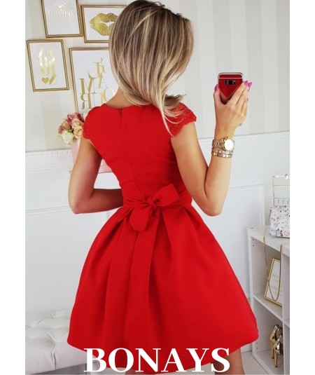 Czerwona balowa sukienka z koronka i motylkiem