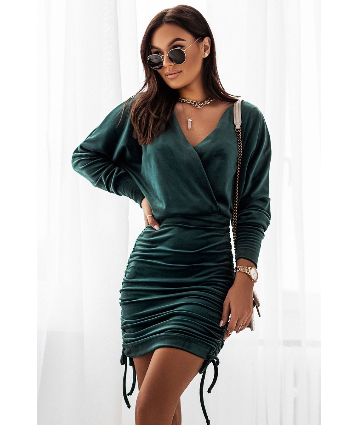 Welurowa sukienka z marszczeniami i głębokim dekoltem Marina