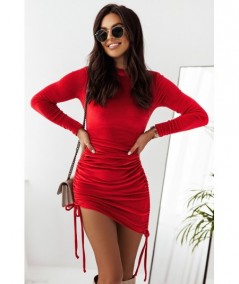 Dopasowana welurowa sukienka z marszczeniami