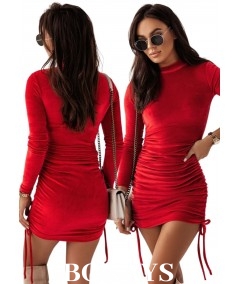 Dopasowana welurowa sukienka z marszczeniami