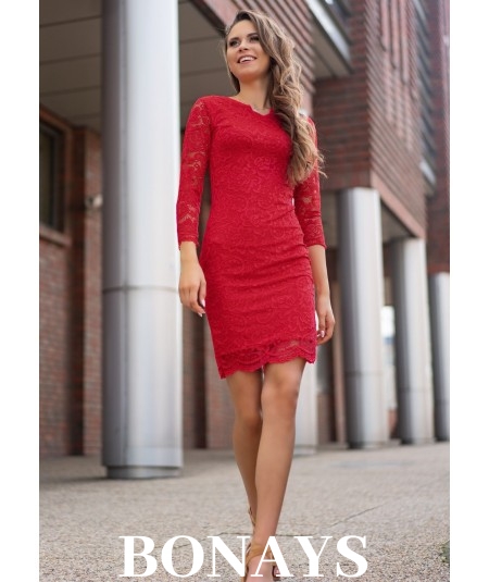 Koronkowa sukienka o dopasowanym fasonie czerwień