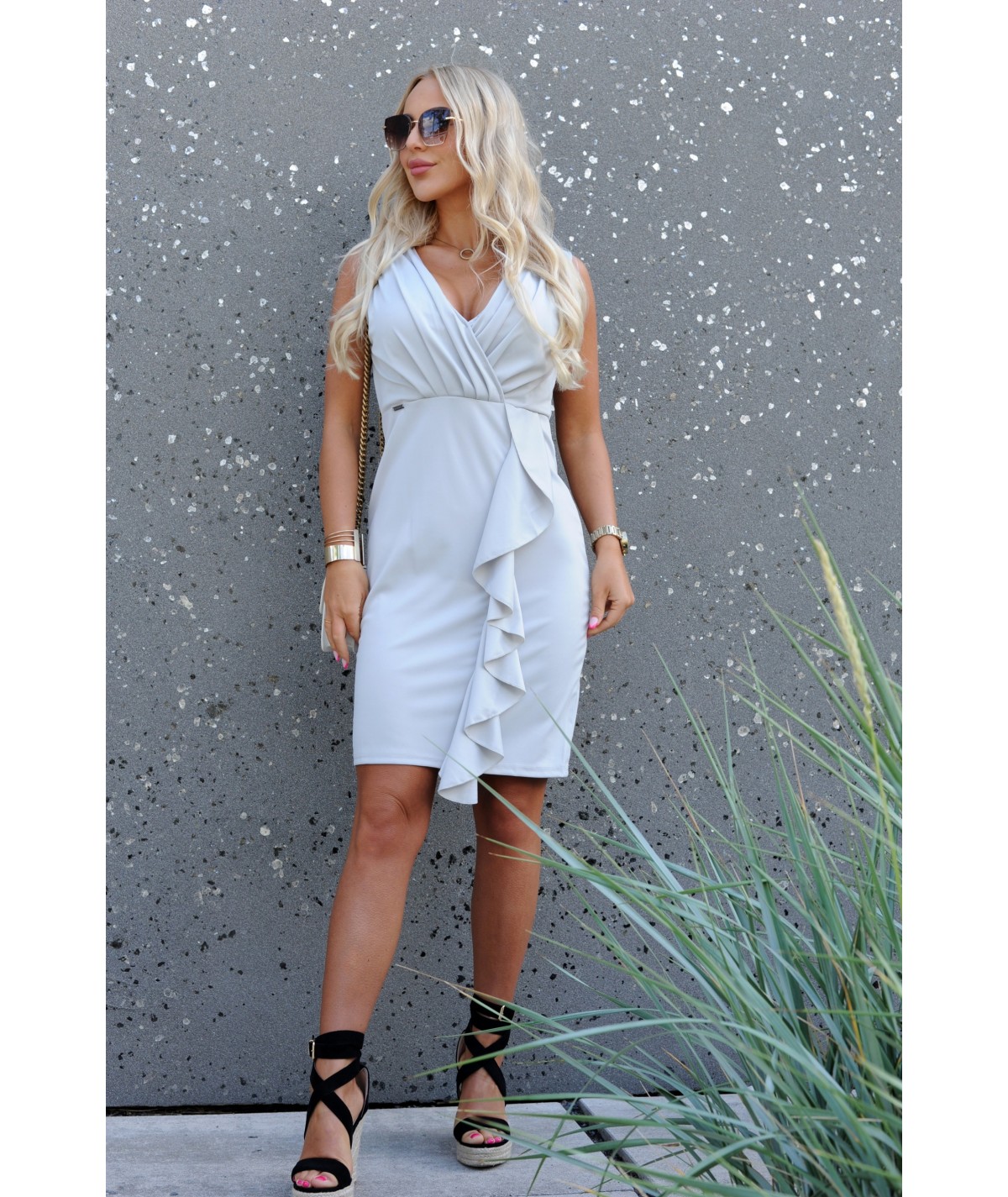 Kopertowa sukienka mini z falbaną na boku Fenita