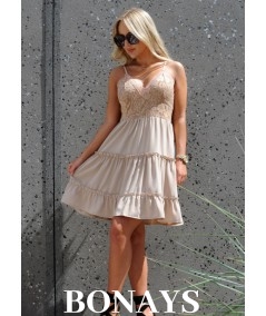 Rozkloszowana sukienka z koronką Satriana beżowa