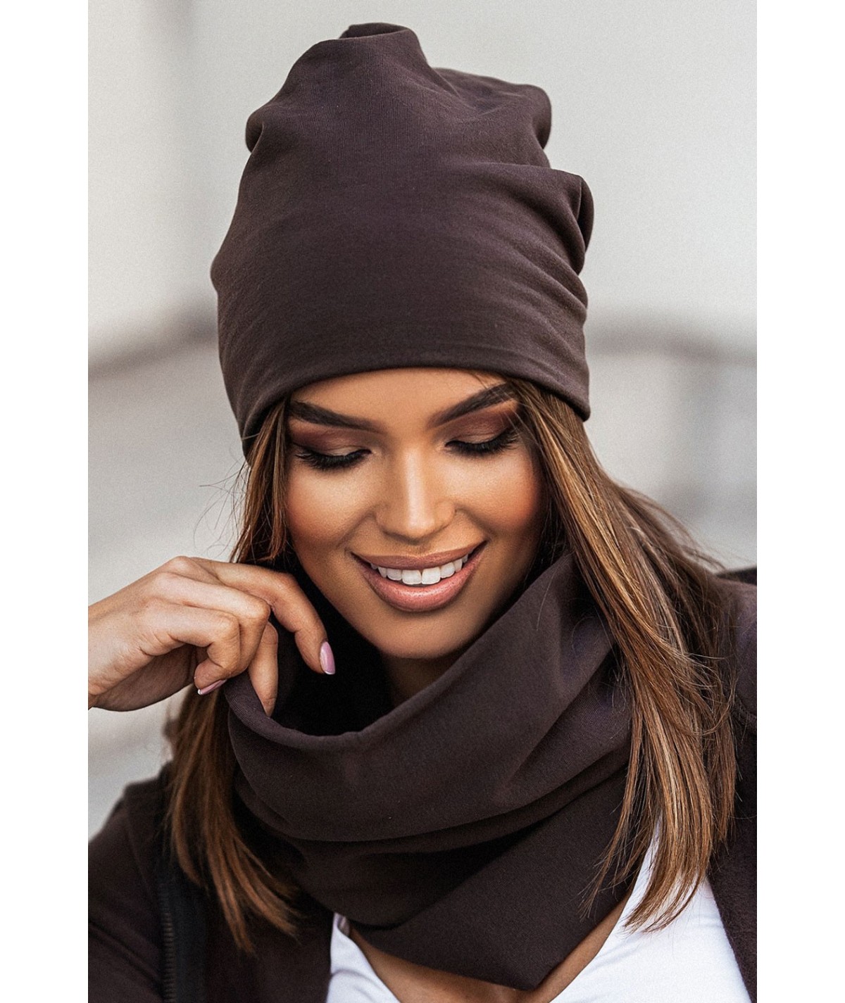 Czapka w stylu smerfetka czekoladowa