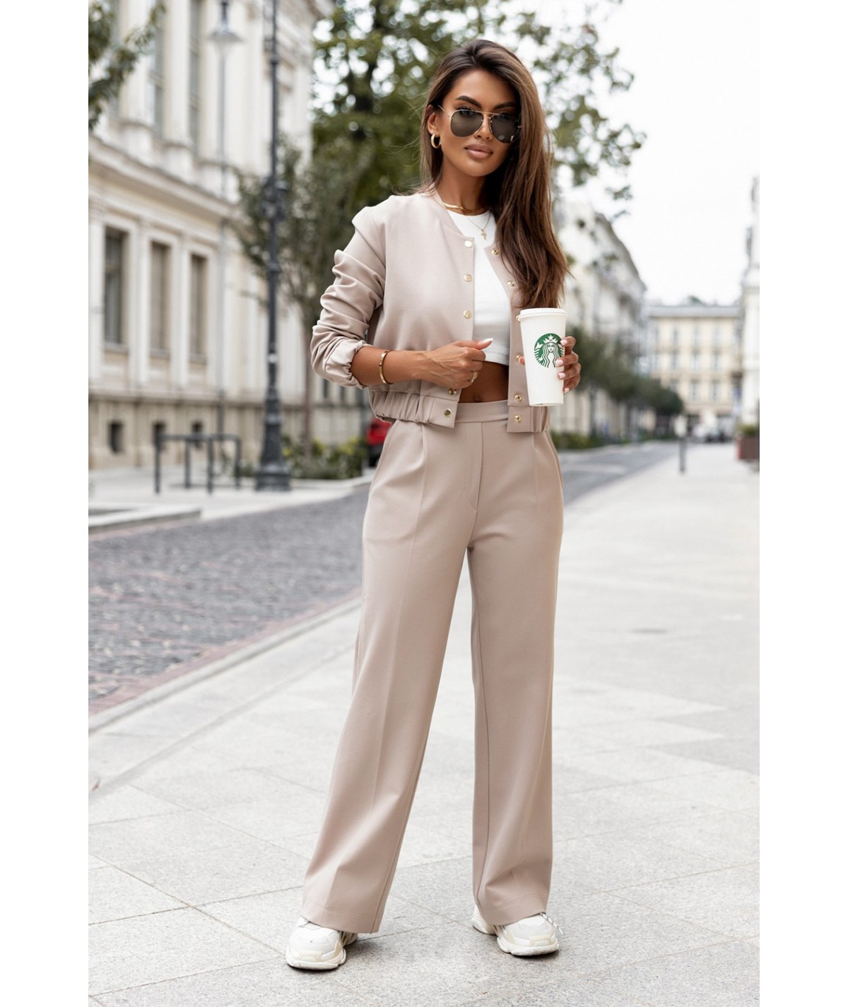 Beżowe spodnie z prostymi nogawkami w kant