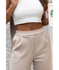 Beżowe spodnie z prostymi nogawkami w kant