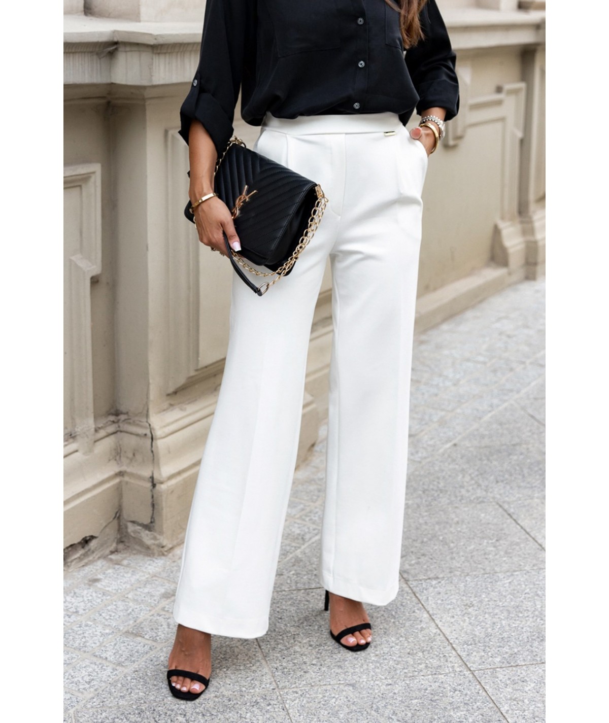 Kremowe spodnie z prostymi nogawkami w kant