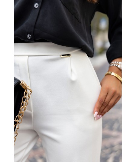 Kremowe spodnie z prostymi nogawkami w kant