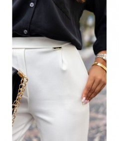 Kremowe spodnie z prostymi nogawkami w kant