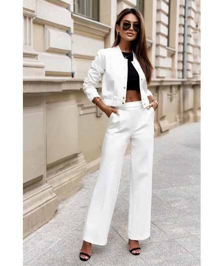 Kremowe spodnie z prostymi nogawkami w kant