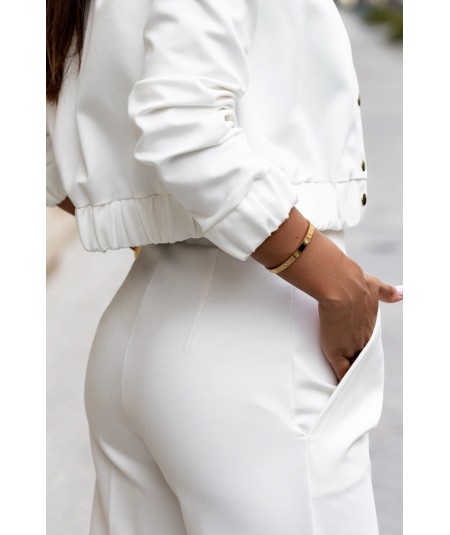 Kremowe spodnie z prostymi nogawkami w kant