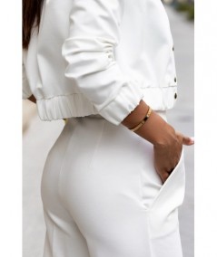 Kremowe spodnie z prostymi nogawkami w kant