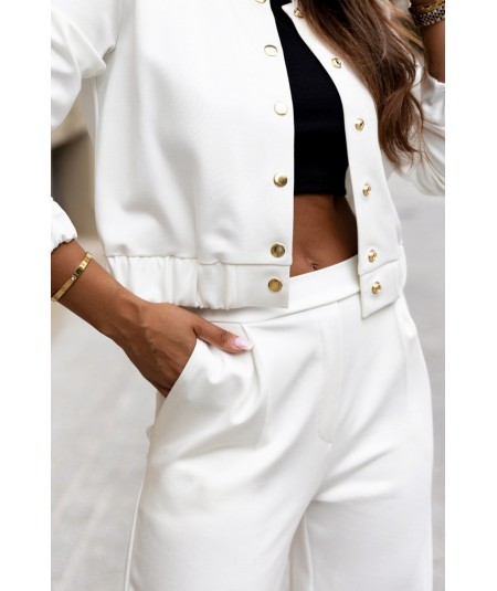 Kremowe spodnie z prostymi nogawkami w kant