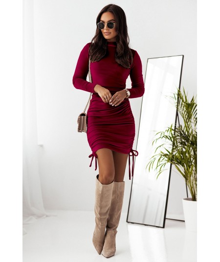 Dopasowana welurowa sukienka z marszczeniami