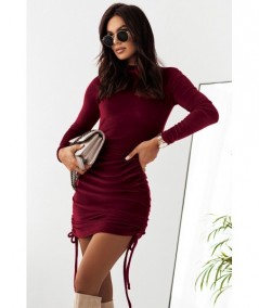 Dopasowana welurowa sukienka z marszczeniami