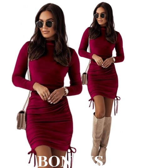 Dopasowana welurowa sukienka z marszczeniami