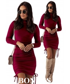 Dopasowana welurowa sukienka z marszczeniami