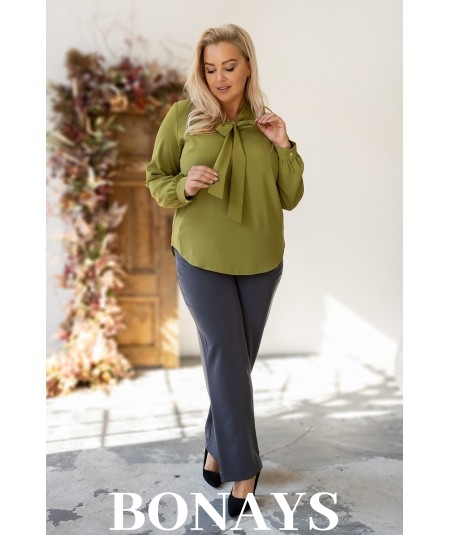 Gładka zielona koszula damska z krawatką wiązaną w kokardę