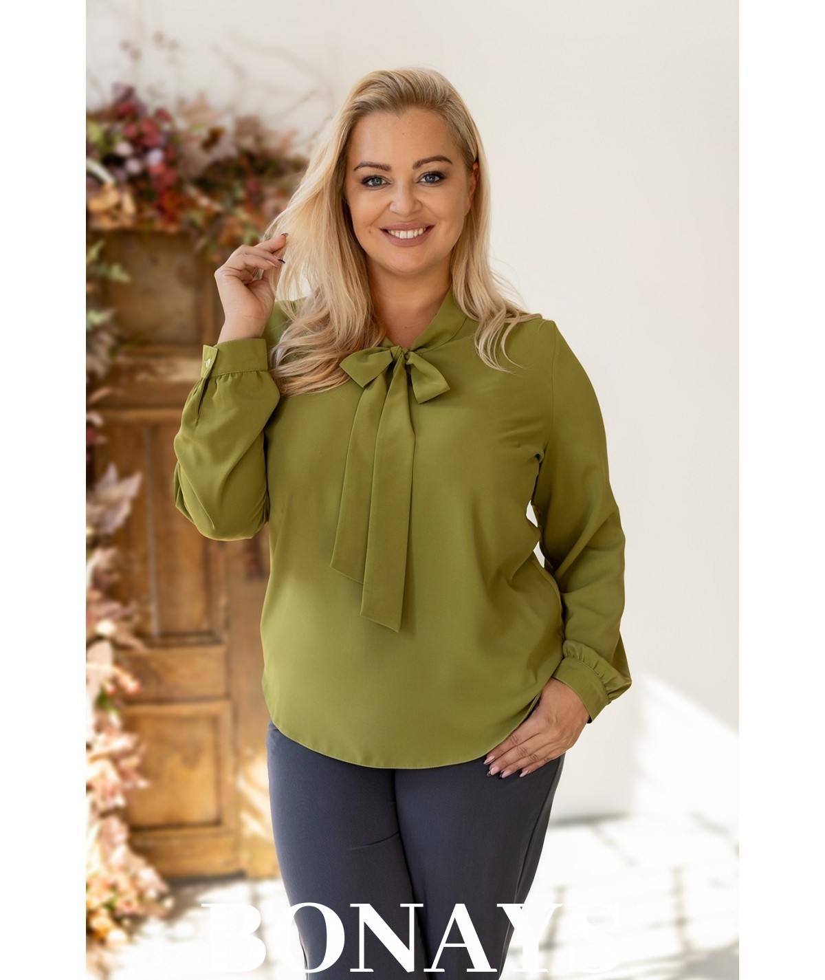 Gładka zielona koszula damska z krawatką wiązaną w kokardę