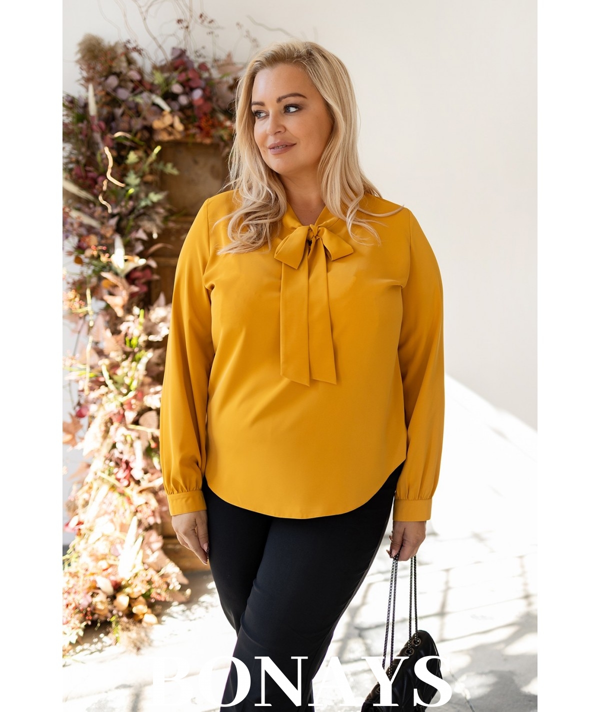 Gładka musztardowa koszula damska z krawatką wiązaną w kokardę