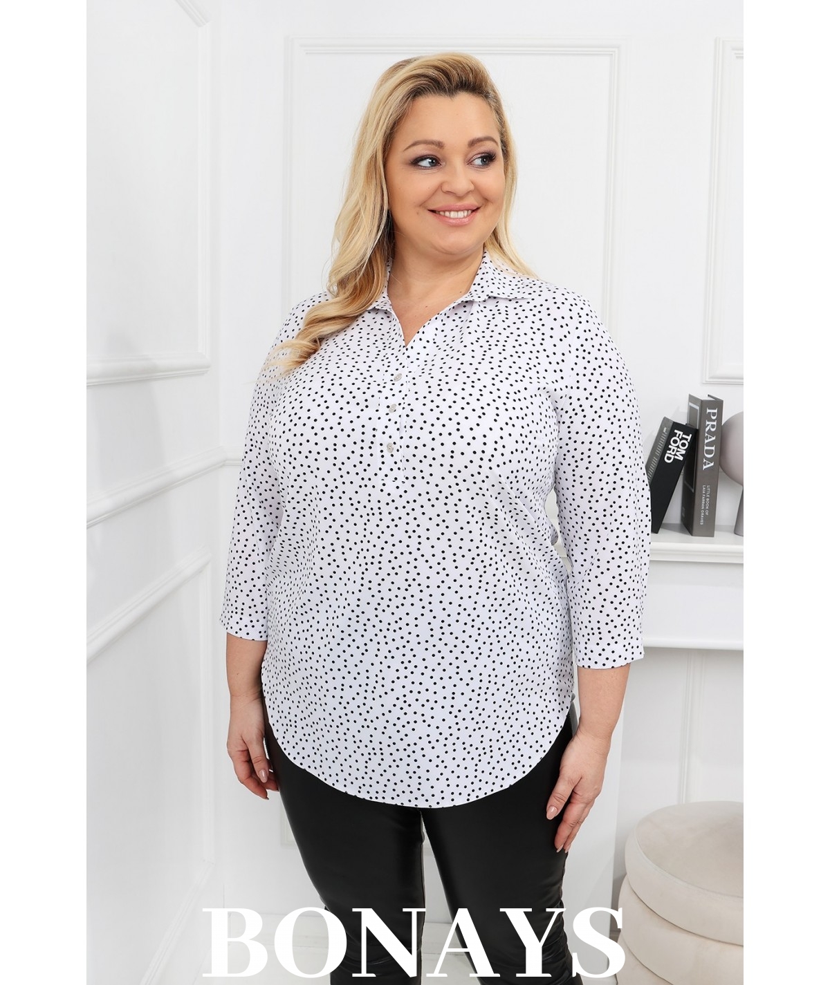 Casualowa bluzka w kropeczki z kołnierzykiem i guziczkami