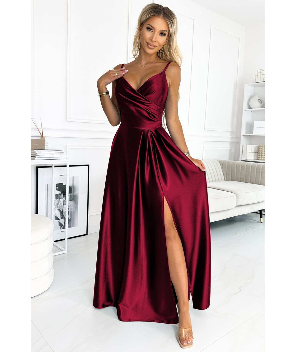 Bordowa długa satynowa suknia na ramiączkach Chiara na studniówkę