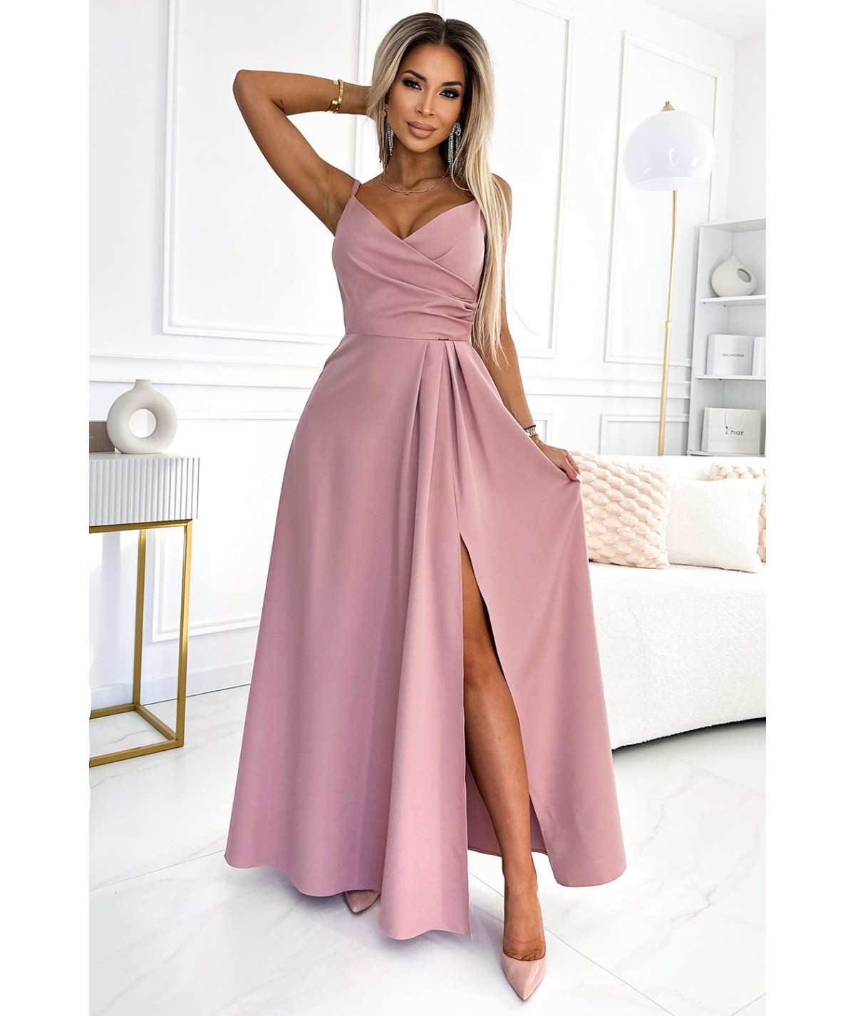 Różowa sukienka maxi na ramiączkach dekolt w serek Chiara studniówka