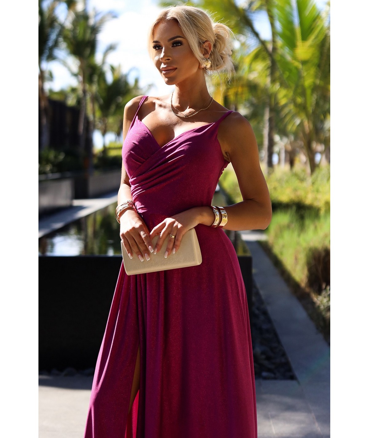 Brokatowa sukienka maxi na ramiączkach dekolt w serek Chiara Fuksja