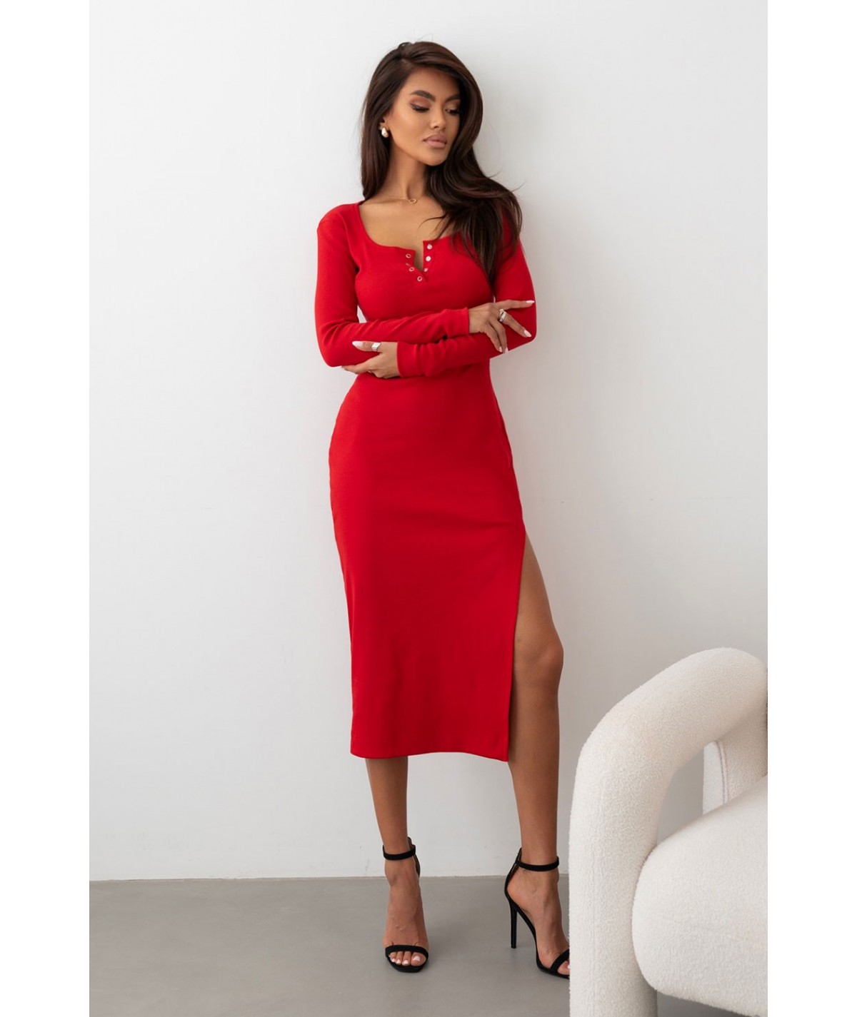 Czerwona elastyczna sukienka z guziczkami w dekolcie LUMINA