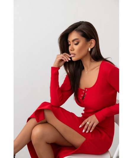 Czerwona elastyczna sukienka z guziczkami w dekolcie LUMINA