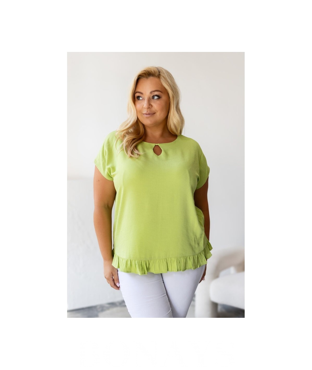 Aniela - Bluzka kimono plus size z falbanką i dekoltem łezką kolor limonkowy