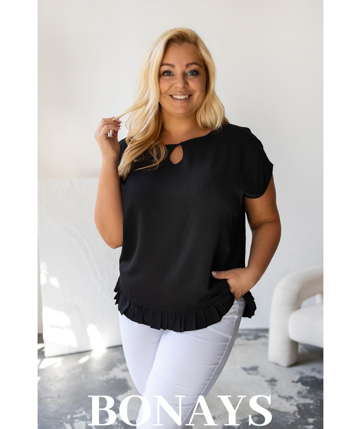 Aniela - Bluzka kimono plus size z falbanką i dekoltem łezką kolor czarny