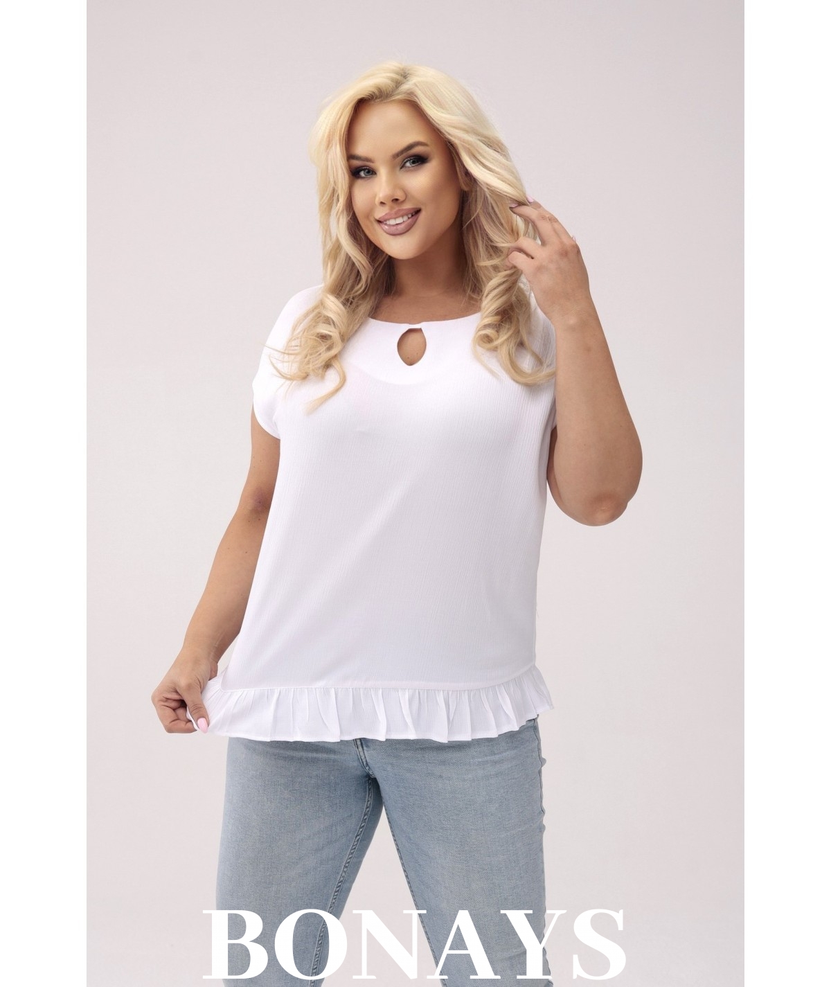 Aniela - Bluzka kimono plus size z falbanką i dekoltem łezką kolor biały