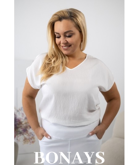 Gładka bluzka-koszulka o kroju kimono to idealna propozycja na upalne dni, łącząca w sobie styl, komfort i elegancję