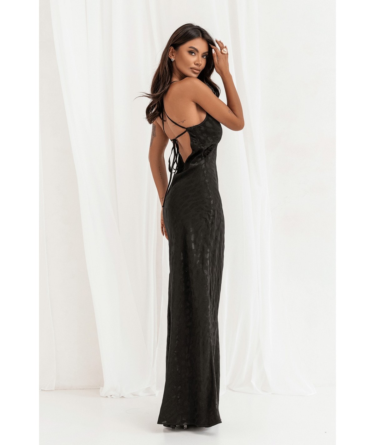 Bieliźniana Długa sukienka z odkrytymi plecami i wiązaniem w cętki