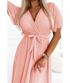 Brzoskwiniowa długa sukienka z plisowanym dekoltem i wiązaniem Emili