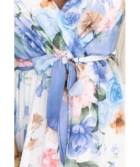 Kopertowa sukienka maxi w kwiaty o zwiewnym fasonie z paseczkiem niebieska