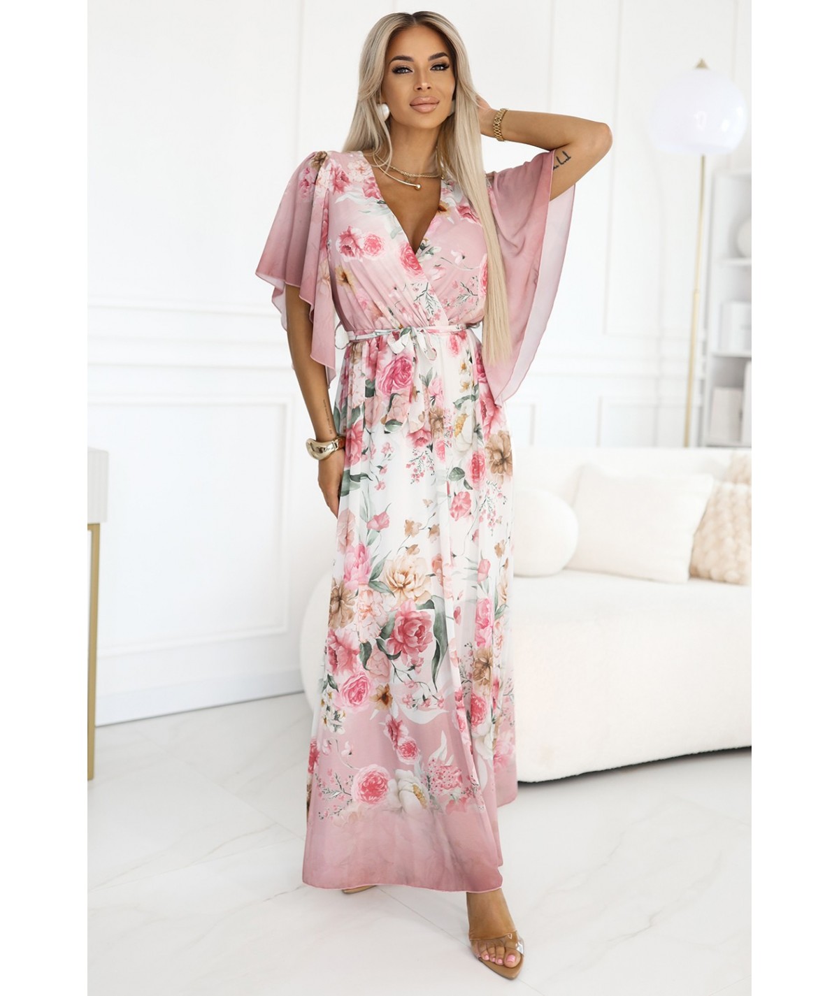 Kopertowa sukienka maxi w kwiaty o zwiewnym fasonie z paseczkiem róż