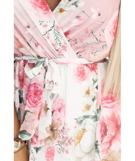 Kopertowa sukienka maxi w kwiaty o zwiewnym fasonie z paseczkiem róż