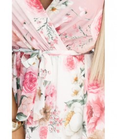 Kopertowa sukienka maxi w kwiaty o zwiewnym fasonie z paseczkiem róż