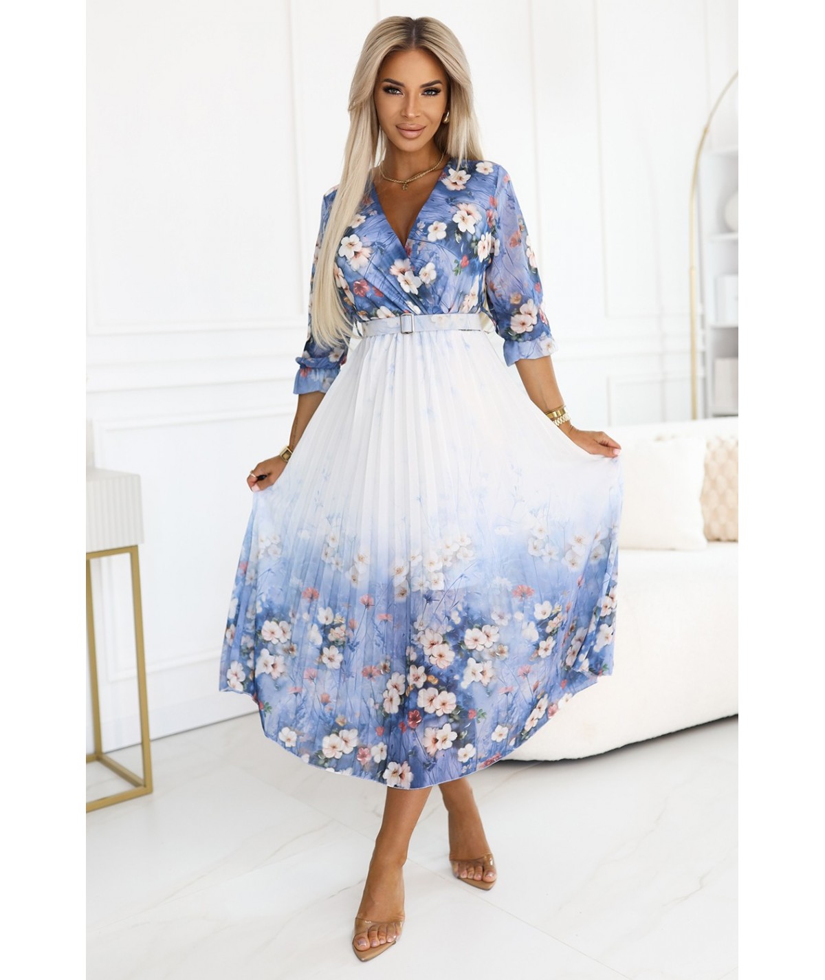 Zwiewna midi sukienka z kopertowym dekoltem i plisami – błękitna w kwiaty