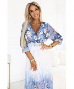 Zwiewna midi sukienka z kopertowym dekoltem i plisami – błękitna w kwiaty