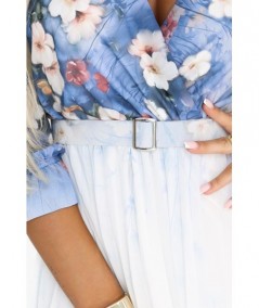 Zwiewna midi sukienka z kopertowym dekoltem i plisami – błękitna w kwiaty