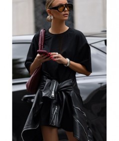 Czarna sukienka oversize w stylu wydłużonego t-shirtu SELLA