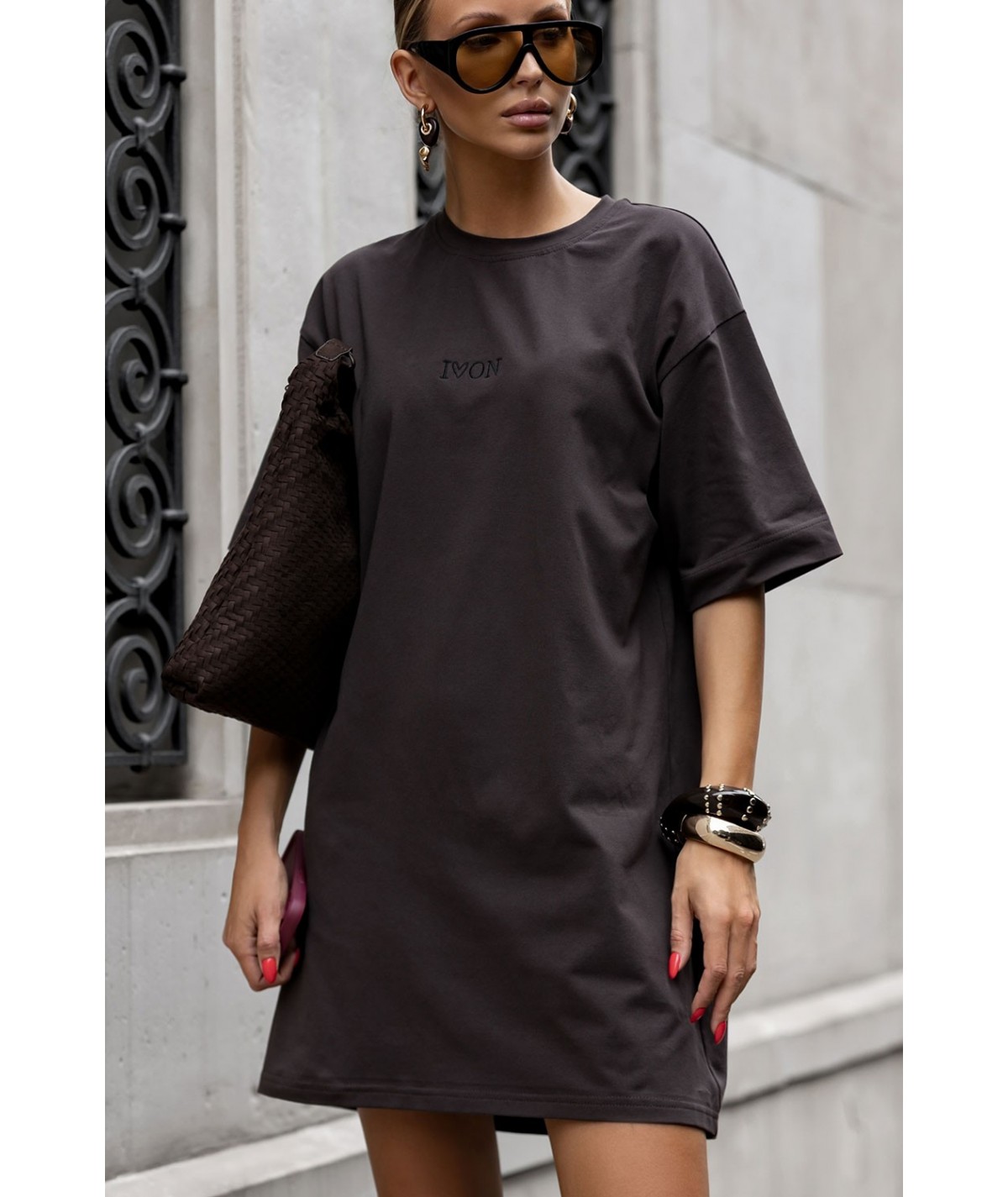 Czekoladowa sukienka oversize w stylu wydłuzonego t-shirtu SELLA