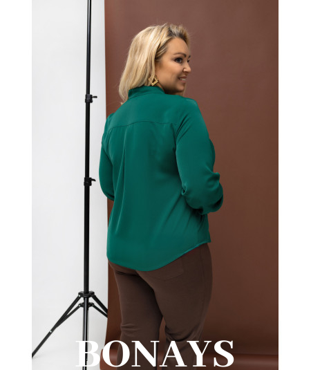 Zielona koszula damska z krawatką wiązaną w kokardę na święta