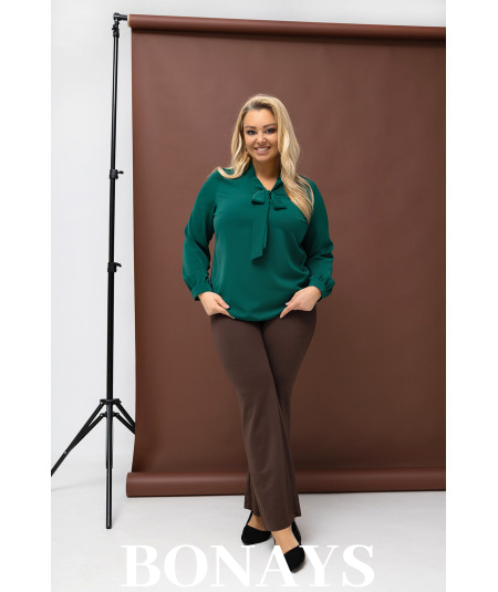 Zielona koszula damska z krawatką wiązaną w kokardę na święta