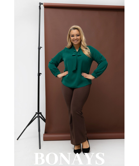 Zielona koszula damska z krawatką wiązaną w kokardę na święta